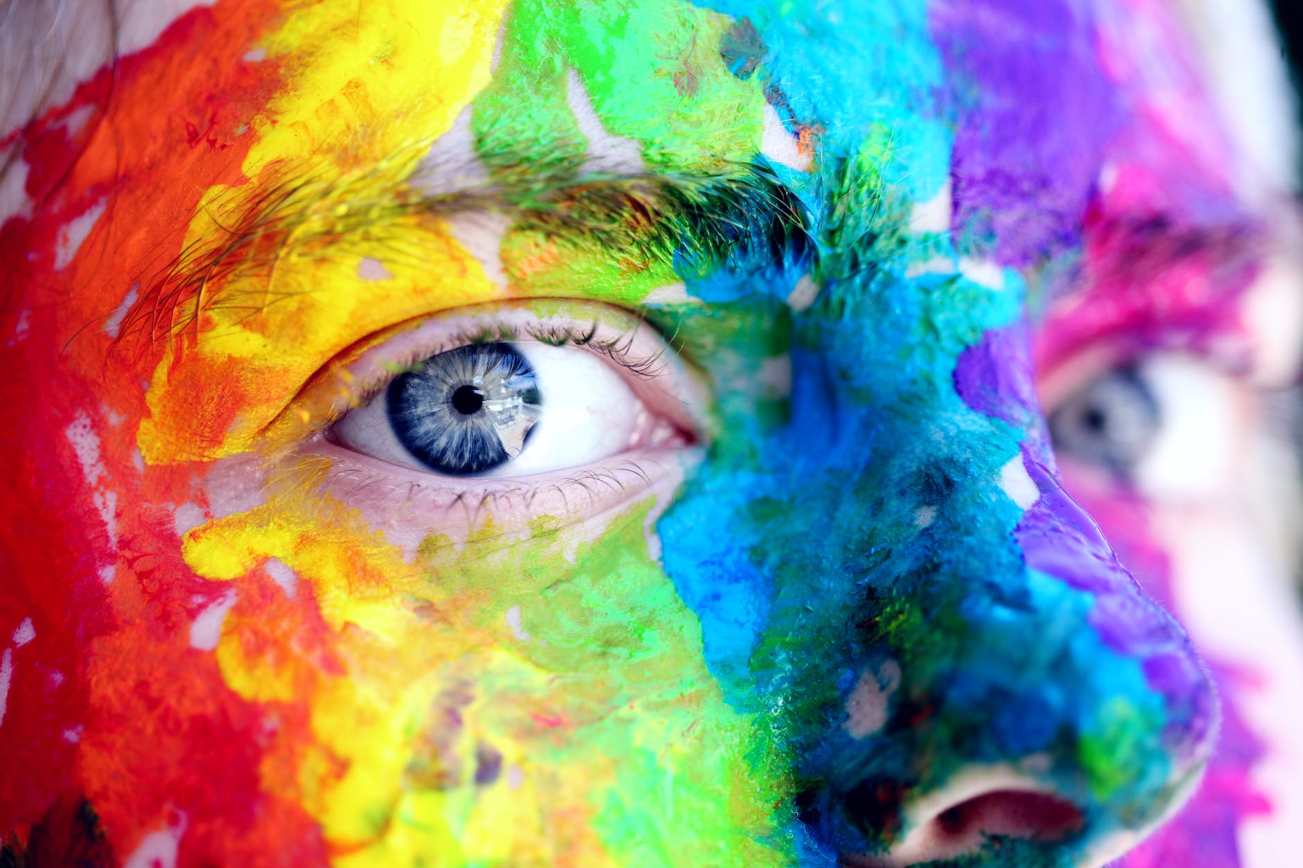 POTENCIAR LA CREATIVIDAD - Creatividad Plástica - un hombre con la cara pintada de colores brillantes.